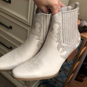 Coconuts by Matisse booties off white